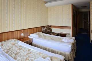 Отель Hotel Kazanluk Казанлык Двухместный номер с 1 кроватью или 2 отдельными кроватями-1