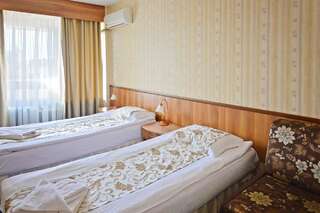 Отель Hotel Kazanluk Казанлык Двухместный номер с 1 кроватью или 2 отдельными кроватями-2
